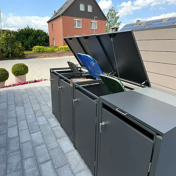 Metzler Mülltonnenbox 4er - 272 x 80 cm, Stahl, Anthrazit, Geeignet für Anzahl Mülltonnen: 4 Stk. - Mülltonnenbox aus Metall mit geöffneten Deckeln, die blaue und grüne Mülltonnen zeigen.