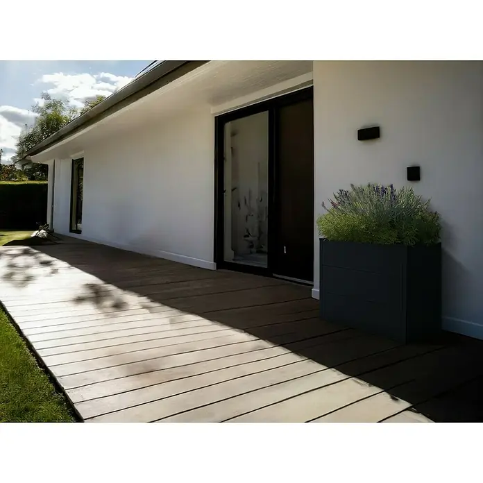 Metzler Hochbeet - 100 x 55 x 77 cm, Stahl, Anthrazit - Elegantes Außenambiente mit einem stilvollen Pflanzgefäß, das mit üppigen Pflanzen eine moderne Terrasse ziert.