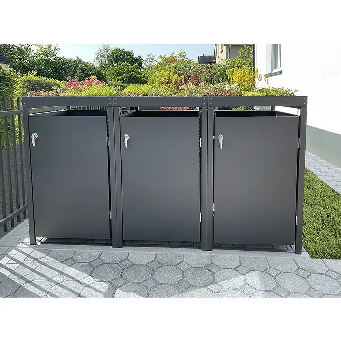 Metzler Mülltonnenbox - 198,5 x 80 cm, Stahl, Anthrazit, Geeignet für Anzahl Mülltonnen: 3 Stk., Mit Pflanzdach - Diese Aufnahme zeigt drei graue Mülltonnenboxen mit bepflanztem Dach, die sich harmonisch in die Umgebung einfügen und eine ästhetische Lösung bieten.