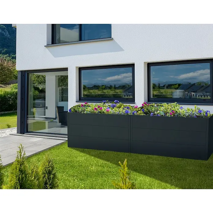 Metzler Hochbeet - 150 x 75 x 77 cm, Stahl, Anthrazit - Eine moderne, dunkle Blumenkasten-Kombination, bepflanzt mit bunten Blumen, vor einem stilvollen Haus.