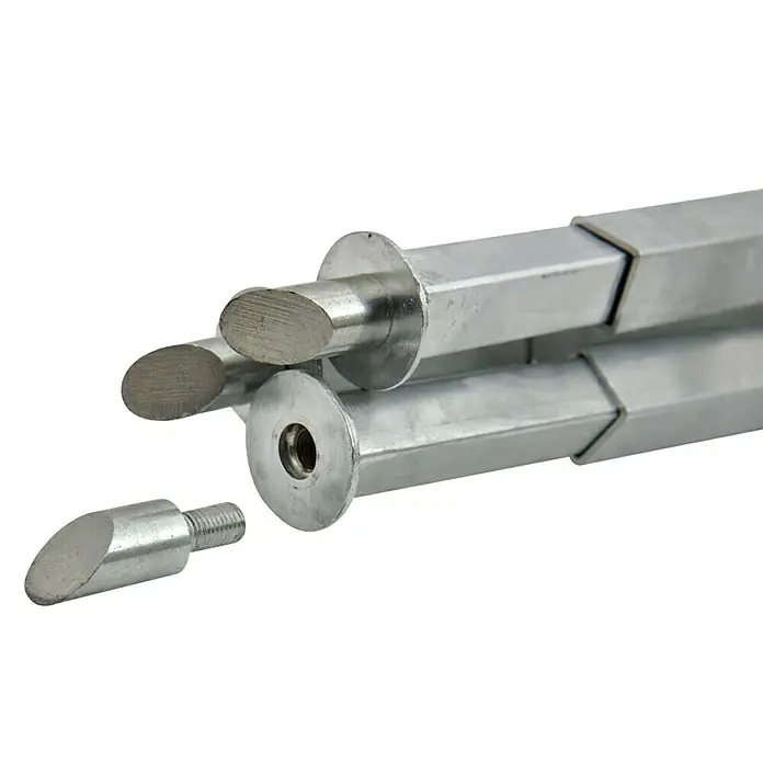 Petromax Dreibeinständer - Grau - Nahaufnahme von Aluminium-Lötspitzen mit schrägen Enden und gerändelten Schäften. Präzisionsgefertigte Werkzeuge für feine Lötarbeiten.