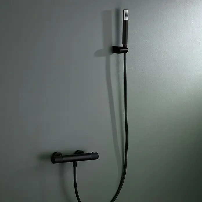 Imex Line Grifo con termostato - Ancho: 29,5 cm, Negro - Conjunto de ducha negro con teleducha y mezclador termostático montado en una pared gris.