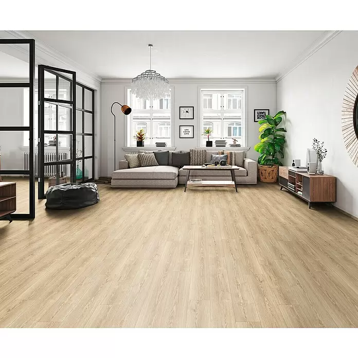 LOGOCLIC Aquaprotect Laminado Roble Sterling - 1.288 x 195 x 8 mm, Roble Sterling, AC4, Resistente al agua - Suelo de madera clara instalado en un salón moderno, complementando la decoración neutra.