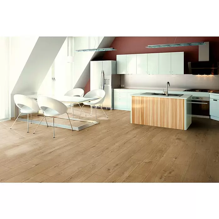 Laminado Sherwood - 1.288 x 195 x 8 mm, Marrón, AC4 - Suelo laminado de madera clara en una zona de cocina y comedor.