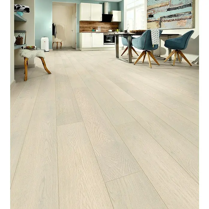 LOGOCLIC Aquaprotect Laminado Roble Alpaca Ethereal - 1.288 x 195 x 12 mm, Roble Alpaca Ethereal, AC5, Resistente al agua - Elegante interior con suelo de madera clara. Las tablas crean un ambiente acogedor y complementan el diseño moderno de la cocina.