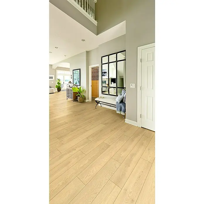 LOGOCLIC Aquaprotect Laminado Roble Cornsilk Ethereal - 1.288 x 195 x 12 mm, Roble Cornsilk Ethereal, AC5, Resistente al agua - El laminado de madera clara se extiende a través de una acogedora entrada, irradiando calidez y elegancia moderna.