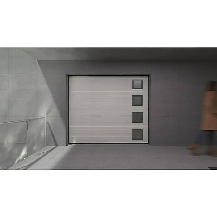 Solid Elements Puerta de garaje seccional PRO - 250 x 212,5 cm, Blanco, Acanalada 4 ventanas verticales - Puerta de garaje moderna con cuatro ventanas en un edificio de hormigón. La puerta es blanca y tiene líneas horizontales.