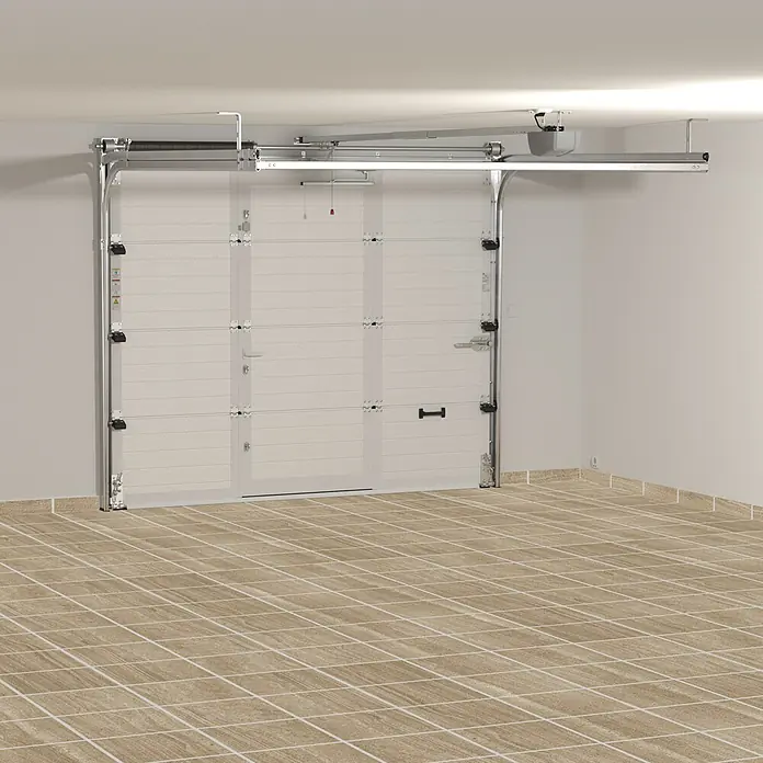 Solid Elements Puerta de garaje seccional PRO - 250 x 212,5 cm, Blanco, Peatonal - Vista interior de un garaje con una puerta seccional automática en blanco, parcialmente abierta, que revela una vista exterior.