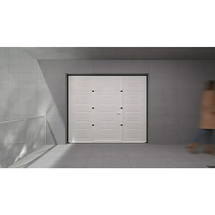 Solid Elements Puerta de garaje seccional PRO - 250 x 212,5 cm, Blanco, Cuarterón peatonal - Imagen de una puerta de garaje blanca en una casa moderna, con una superficie texturizada y detalles en negro. Una buena elección para la entrada.