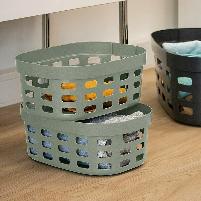 Sunware Sigma home Allzweck-Korb - L x B x H: 38 x 28 x 15,7 cm, Grün, Kunststoff - Zwei olivgrüne Wäschekörbe mit Wäsche gefüllt, ein schwarzer Wäschekorb im Hintergrund. Praktische Wäschekörbe für jeden Haushalt.