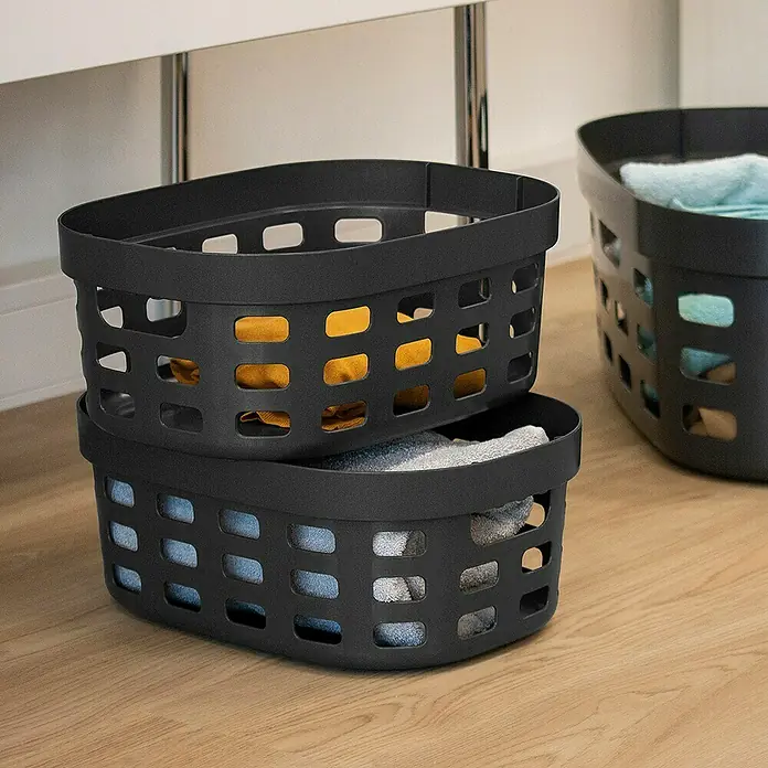 Sunware Sigma home Allzweck-Korb - L x B x H: 38 x 28 x 15,7 cm, Anthrazit, Kunststoff - Drei schwarze Wäschekörbe aus Kunststoff mit rechteckigen Löchern, zwei davon gestapelt und mit Wäsche gefüllt.