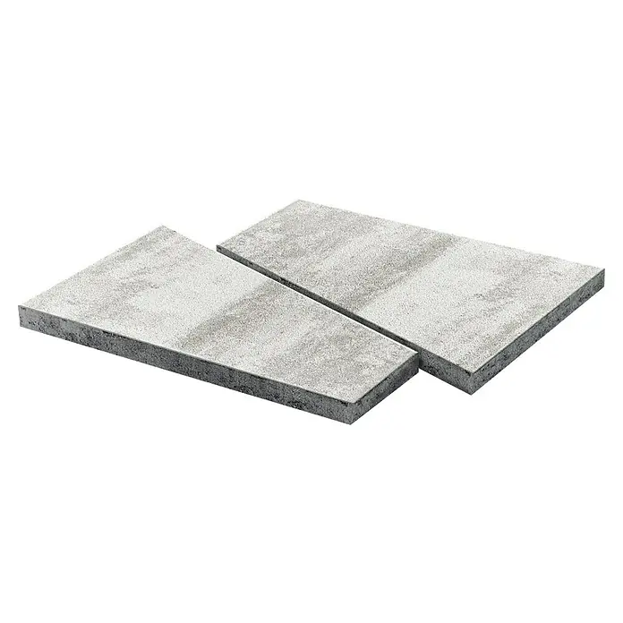 Terrassenplatte Division - 50 x 30 x 4 cm, Grau, Beton - Zwei graue Pflastersteine mit strukturierter Oberfläche liegen nebeneinander, ideal für Gartenwege und Terrassen. Robuste, wetterfeste Ausführung.