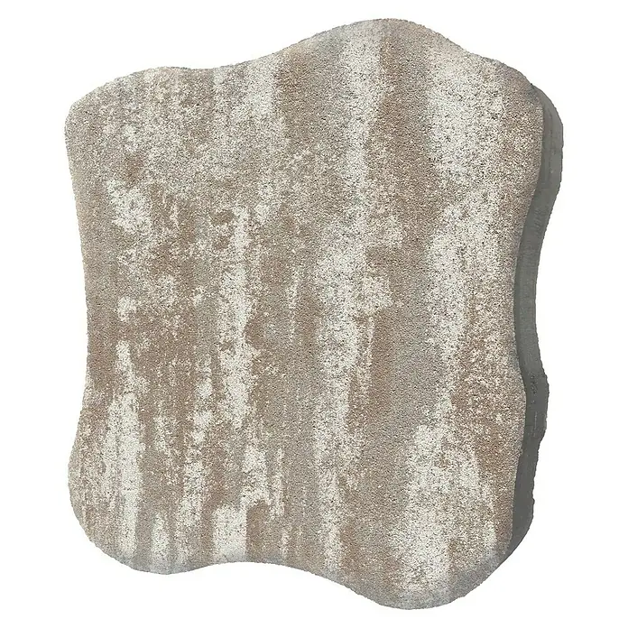 Trittstein Step by Step - 35 x 35 x 3,5 cm, Tundra, Beton - Nahaufnahme eines einzelnen Pflastersteins mit unregelmäßiger Form und einer strukturierten Oberfläche in Grau- und Beigetönen.
