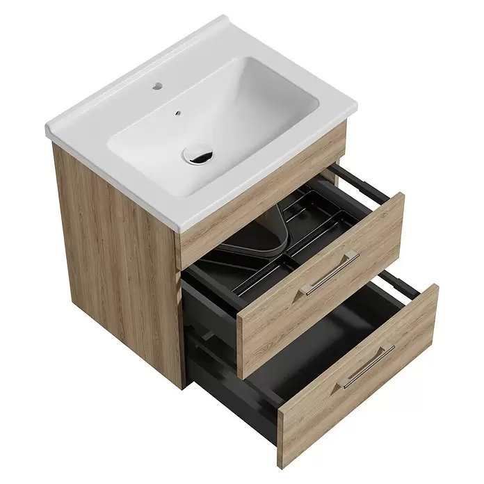 VitrA Aurinia 2.0 Waschtischunterschrank - 57 x 45 x 61 cm, Natural Oak - Weißes Keramikwaschbecken auf hellem Holzwaschtischunterschrank mit zwei teils geöffneten Schubladen und schwarzen Ordnereinsätzen.