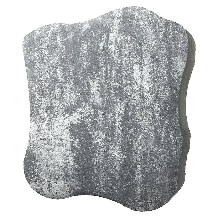 Trittstein Step by Step - 35 x 35 x 3,5 cm, Grau, Beton - Nahaufnahme eines einzelnen Pflastersteins mit unregelmäßiger Form und grauer, strukturierter Oberfläche, ideal für Garten- und Landschaftsbauprojekte.