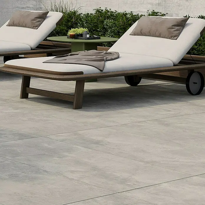 Queens Terrassenfliese - 59,3 x 119,3 x 2 cm, Grau, Matt - Elegante Sonnenliege mit braunem Holzrahmen und beiger Polsterung, ideal für entspannte Stunden im Freien. Das perfekte Möbelstück für Garten oder Terrasse.