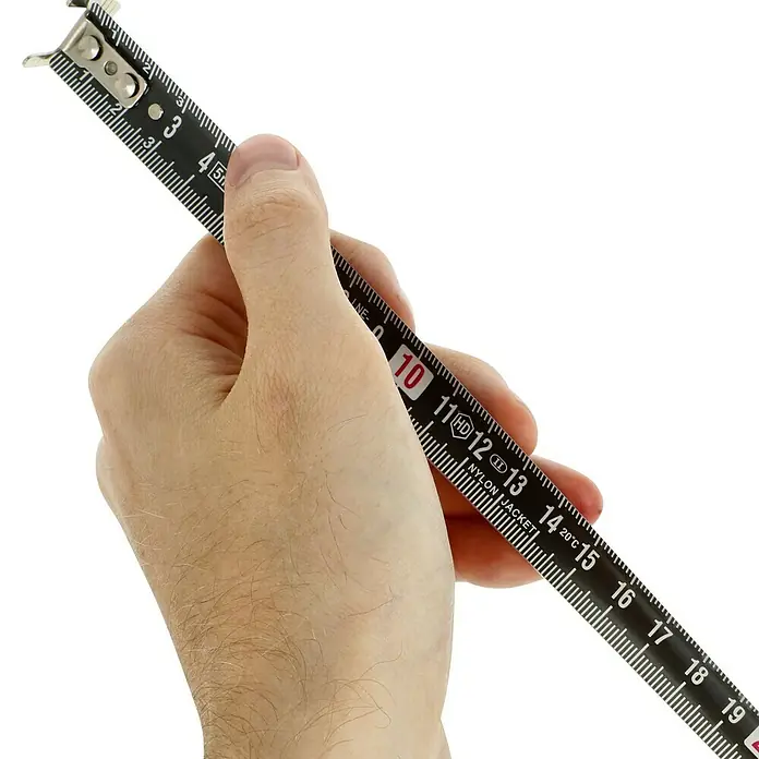 Wisent Kapselmaßband - Länge Maßband: 5 m, Nylonbeschichtet - Eine Hand hält ein schwarzes und silbernes Zollstock, das von 2 cm bis 19 cm markiert ist, mit dem Text "NYLON JACKET".