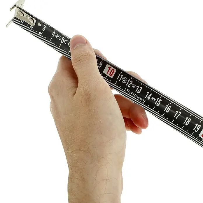 Wisent Kapselmaßband - Länge Maßband: 8 m, Nylonbeschichtet - Eine Hand hält ein schwarzes Gliedermaßstab mit deutlichen weißen Markierungen, der eine präzise Messung ermöglicht.
