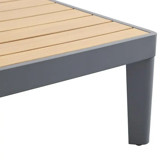 Sunfun Solo Garten-Couchtisch - L x B x H: 120 x 72 x 26 cm, Night-Grey - Detailaufnahme eines stilvollen Gartentisches mit einer Holzplattenoberfläche und einem robusten, grauen Metallrahmen und Beinen.