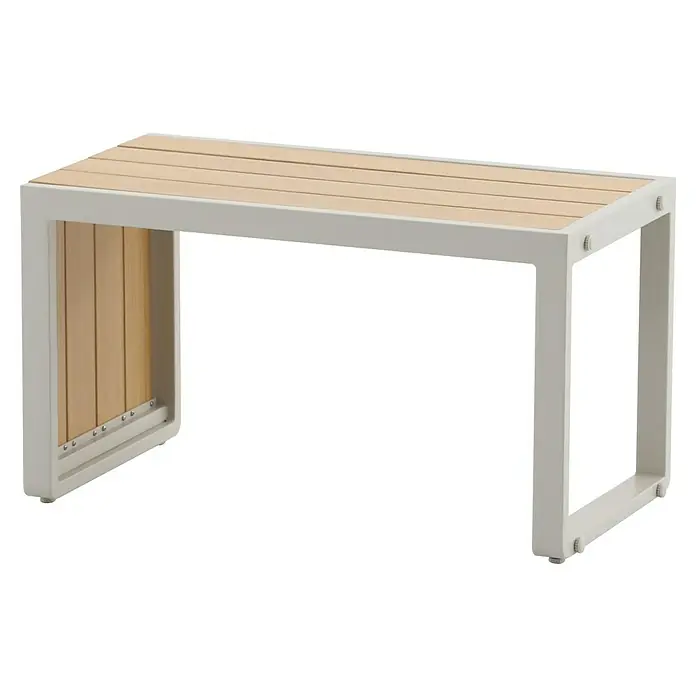 Sunfun Solo Garten-Beistelltisch - L x B x H: 73 x 38,5 x 41 cm, Aluminium, Light-Greige - Eine moderne Bank mit Holzlatten auf einer weißen Metallbasis. Das Möbelstück ist schlicht und funktional designt.