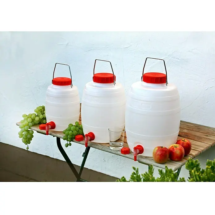 Floraworld Getränkefass Standard - Fassungsvermögen: 15 l - Drei unterschiedlich große Wasserkanister mit roten Deckeln stehen auf einem Tisch mit Obst und Weingläsern.