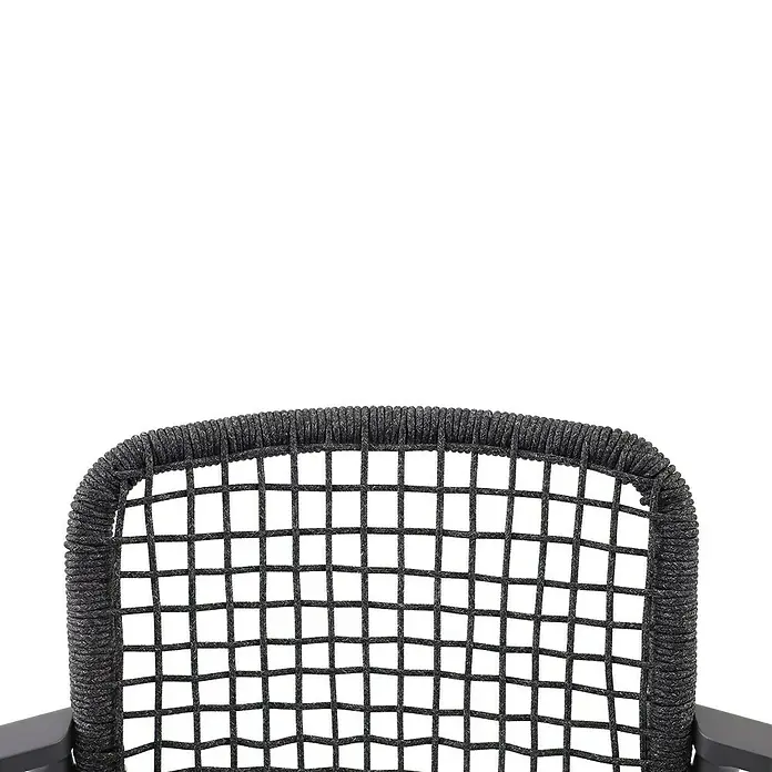 Sunfun Solo Rope Gartensessel - Stapelbar, Night-Grey, B x T x H: 67 x 63 x 85 cm - Nahaufnahme der Rückenlehne eines schwarzen Outdoor-Stuhls mit einem geflochtenen Seildesign, das modernes Design und Komfort vereint.