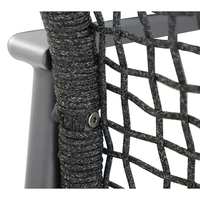 Sunfun Solo Rope Gartensessel - Stapelbar, Night-Grey, B x T x H: 67 x 63 x 85 cm - Nahaufnahme eines grauen Gartenstuhls mit geflochtener Sitzfläche, befestigt mit einer Schraube.