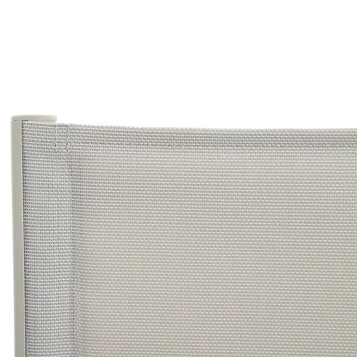 Sunfun Maja Stapelsessel - Aluminium, Stapelbar, Light-Greige, B x T x H: 56,5 x 66 x 91 cm - Nahaufnahme eines grauen Sichtschutzzauns mit feiner Webstruktur und einem stabilen, hellen Rahmen. Ideal für Privatsphäre im Garten oder auf der Terrasse.