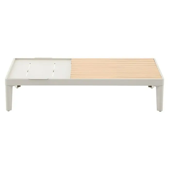 Sunfun Solo Garten-Couchtisch - L x B x H: 120 x 72 x 26 cm, Aluminium, abnehmbares Tablett, Light-Greige - Dieser rechteckige Couchtisch kombiniert eine weiße Tischplatte mit einer Holzlattenfläche. Das moderne Design wird durch robuste, quadratische Beine ergänzt.