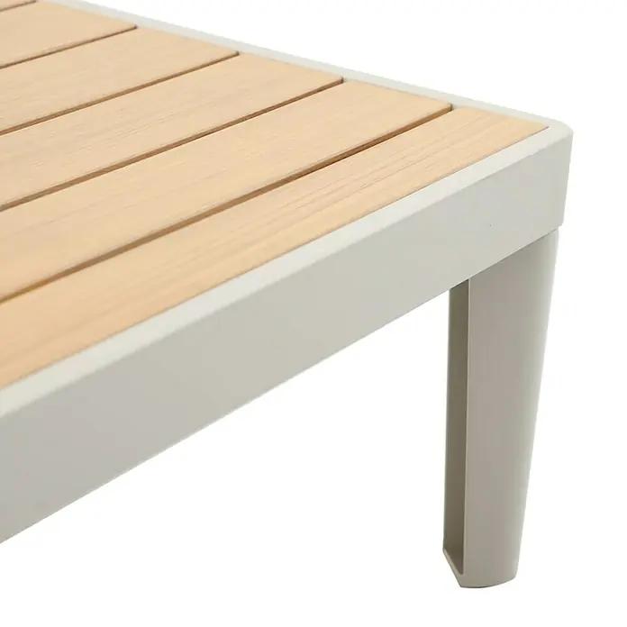 Sunfun Solo Garten-Couchtisch - L x B x H: 120 x 72 x 26 cm, Aluminium, abnehmbares Tablett, Light-Greige - Detailansicht eines modernen Beistelltisches mit Holzlatten und grauem Metallgestell, ideal für den Außenbereich.