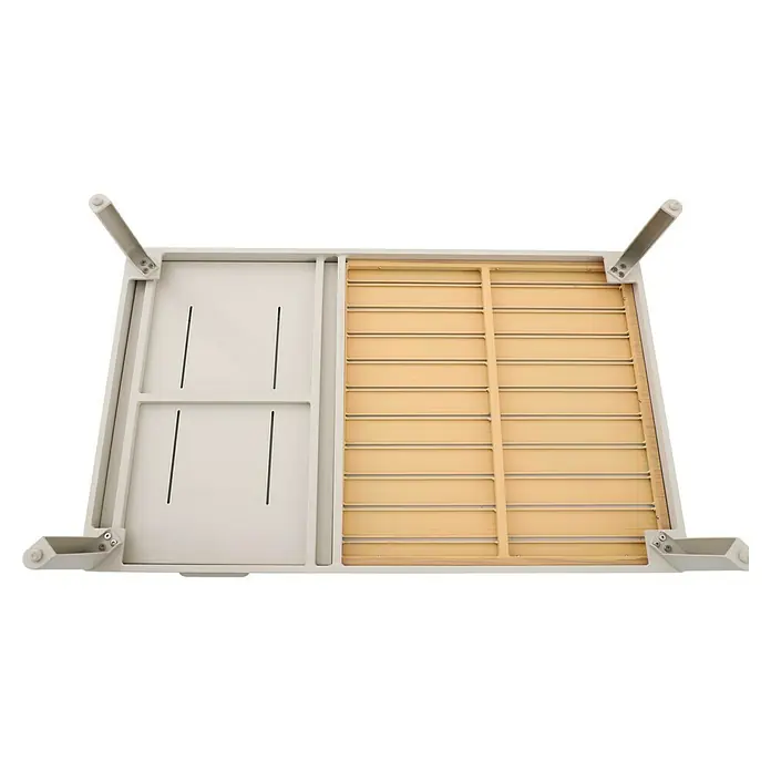 Sunfun Solo Garten-Couchtisch - L x B x H: 120 x 72 x 26 cm, Aluminium, abnehmbares Tablett, Light-Greige - Nahaufnahme der Unterseite eines Tisches mit einer Kombination aus Lattenrost und glatten Paneelen, die eine robuste und stilvolle Konstruktion zeigt.