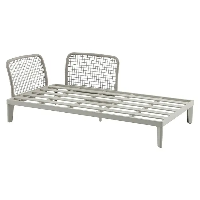 Sunfun Solo Rope Lounge-Ottomane - Light-Greige, Metall - Ein hellgraues Tagesbett mit zwei geflochtenen Rückenlehnen. Das schlichte Design lädt zum Entspannen im Freien ein.