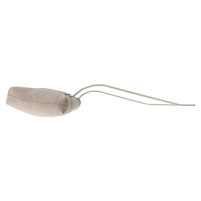 Sunfun Kopfstütze - L x B x H: 72 x 48,5 x 13,5 cm, Aluminium, Light-Greige - Nahaufnahme eines Sitzkissens mit zwei Metallstützen, das Komfort und moderne Ästhetik für Möbel bietet.