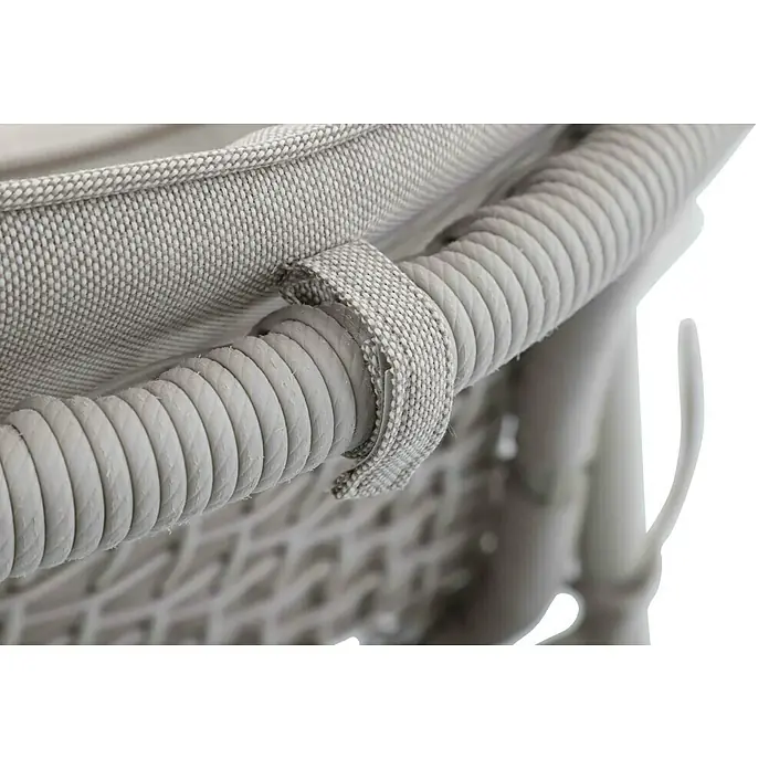 Sunfun Solo Rope Gartenmöbel-Auflage - Light-Greige, Passend für: Sunfun Solo Loungesessel - Detailaufnahme eines hellgrauen Outdoor-Kissens, befestigt mit einem Textilband an einem geflochtenen Rahmen. Der Fokus liegt auf der Textur und dem Design.
