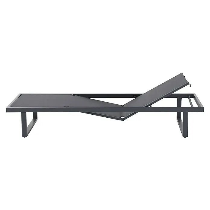 Sunfun Lumar Gartenliege - L x B: 200 x 72,5 cm, Night-Grey, Aluminium, Rückenlehne verstellbar - Eine graue Sonnenliege mit verstellbarer Rückenlehne ist vor schwarzem Hintergrund zu sehen. Die Liege hat ein modernes Design.