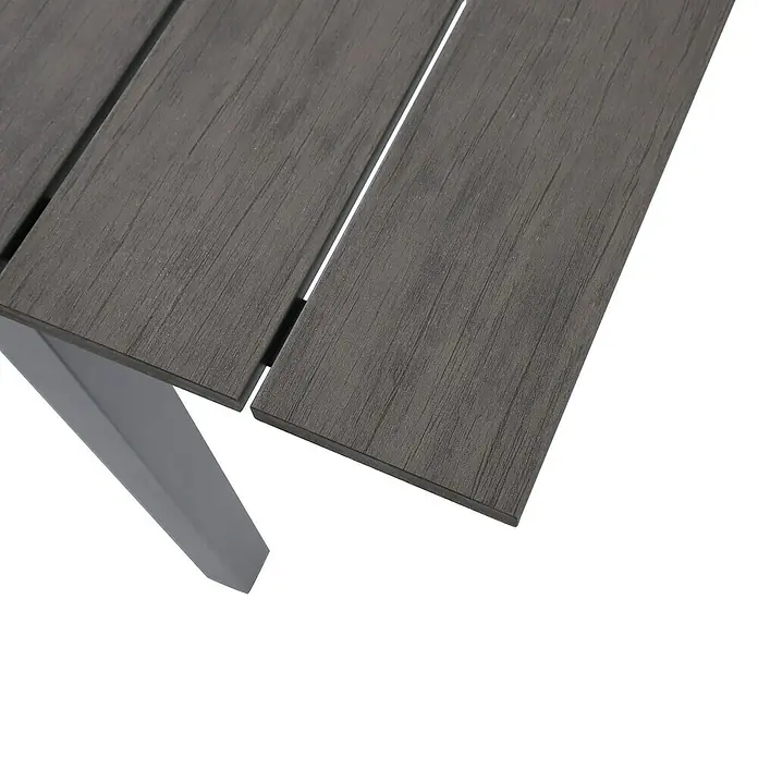 Sunfun Maja Gartentisch - L x B x H: 75 x 74,5 x 75 cm, Aluminium, Polywood, Night-Grey, Ausziehbar - Detailaufnahme eines Gartentisches mit grauen Holzlatten und einem stabilen, silberfarbenen Metallfuß.