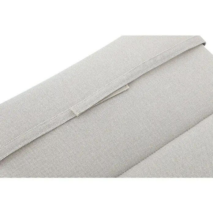 Sunfun Maja Gartenmöbel-Auflage - Passend für: Sunfun Maja Positionssessel, Olefin, Light-Greige - Detailaufnahme eines grauen Stoffbezugs, der die feine Textur und hochwertige Verarbeitung des Produkts hervorhebt.