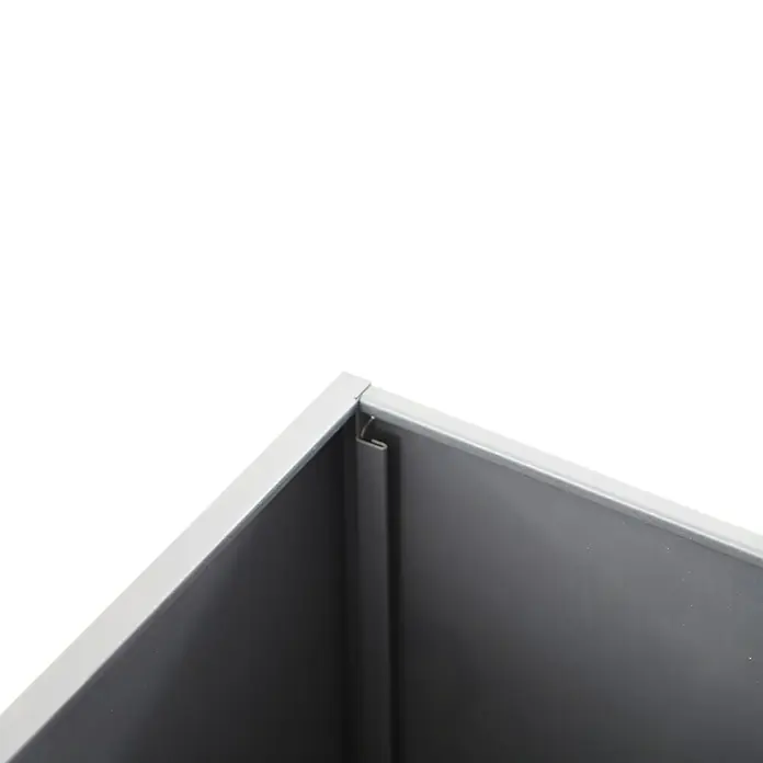 Sunfun Lumar Pflanzkübel eckig - Außenmaß (L x B x H): 50 x 50 x 45 cm, Stahl, Night-Grey - Nahaufnahme einer grauen Pflanzkiste mit hellgrauen Akzenten. Hervorhebung der robusten Bauweise und der klaren Linien des Behälters.
