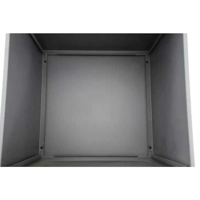 Sunfun Lumar Pflanzkübel eckig - Außenmaß (L x B x H): 50 x 50 x 45 cm, Stahl, Night-Grey - Innenansicht eines grauen Metallschranks mit quadratischer Form und sichtbaren Schrauben an den Ecken.