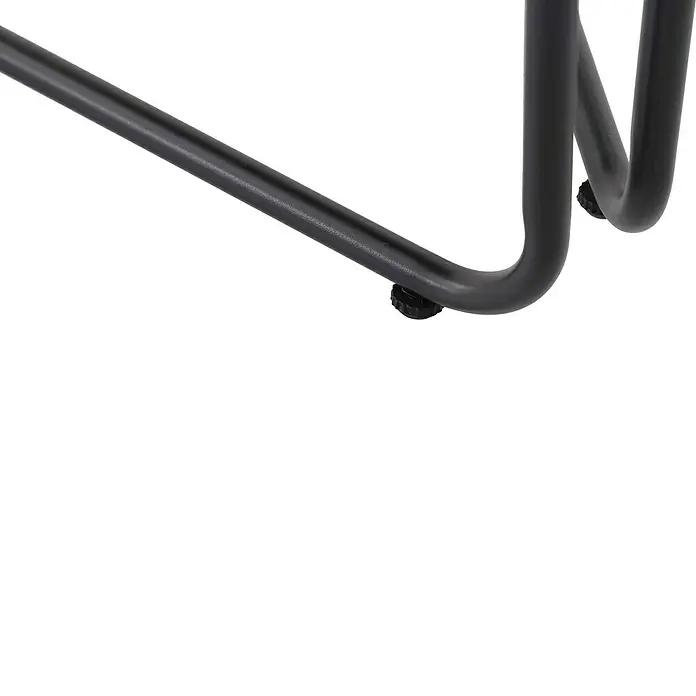 Sunfun Sarah Garten-Beistelltisch - L x B x H: 52 x 70 x 57 cm, Stahl, Dreieckig, Anthrazit - Detailaufnahme eines schwarzen Metallstuhls mit Bodenschonern, der einen modernen und minimalistischen Look bietet.
