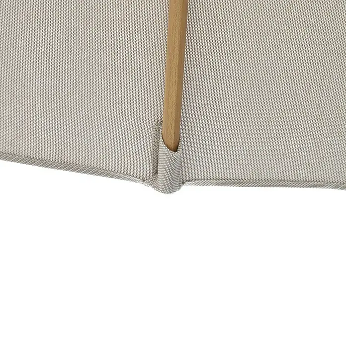 Sunfun Ampelschirm Capri - Beige, 300 x 350 cm, Aluminium - Nahaufnahme eines beigefarbenen Sonnenschirms mit Holzstiel, der die hochwertige Verarbeitung und das schlichte Design des Produkts hervorhebt.