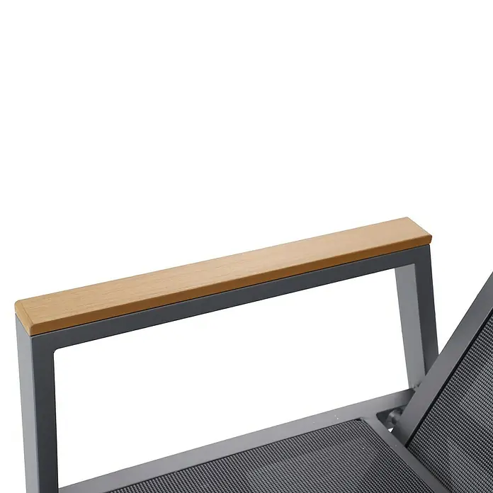 Sunfun Maja Garten-Positionssessel Deluxe - Aluminium, Polyester, Rückenlehne verstellbar, Night-Grey, B x T x H: 60 x 78 x 105 cm - Detailaufnahme eines Gartenstuhls mit Armlehne aus Holz und grauem Metallgestell.