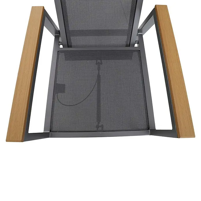 Sunfun Maja Garten-Positionssessel Deluxe - Aluminium, Polyester, Rückenlehne verstellbar, Night-Grey, B x T x H: 60 x 78 x 105 cm - Nahaufnahme eines modernen Stuhls mit Holzarmlehnen und schwarzem Netzgewebe, der Komfort und Stil vereint.