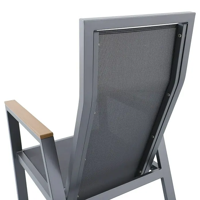 Sunfun Maja Garten-Positionssessel Deluxe - Aluminium, Polyester, Rückenlehne verstellbar, Night-Grey, B x T x H: 60 x 78 x 105 cm - Nahaufnahme eines grauen Gartenstuhls mit Armlehne und Netzrückenlehne.