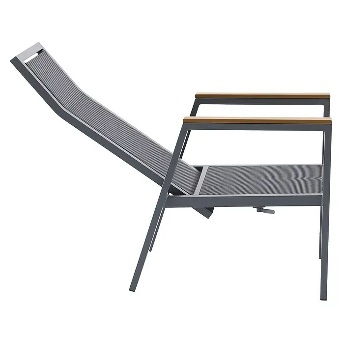 Sunfun Maja Garten-Positionssessel Deluxe - Aluminium, Polyester, Rückenlehne verstellbar, Night-Grey, B x T x H: 60 x 78 x 105 cm - Eine graue Sonnenliege mit Holzarmlehnen vor einem schwarzen Hintergrund.
