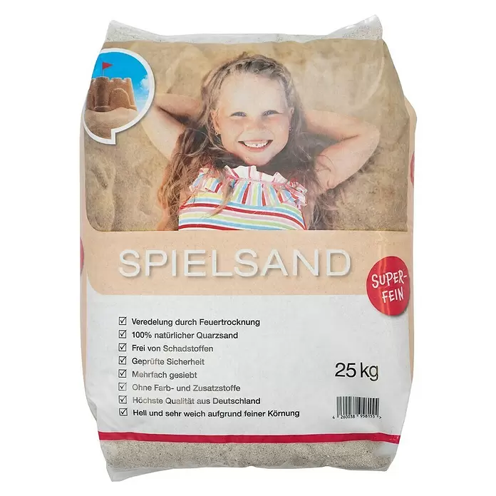 Kinderspielsand Superfein - 25 kg - Ein 25 kg Sack super-feiner Spielsand aus Naturquarz, mit lächelndem Kind und Sandburg-Design.
