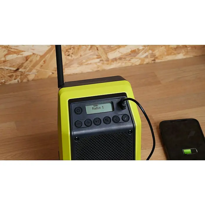 Ryobi ONE+ Akku-Bluetooth-Radio RRDAB18-0 - 10 W, Ohne Akku - Das gelb-schwarze Digitalradio mit Antenne ist auf "Radio 1" eingestellt und ein Smartphone wird aufgeladen.