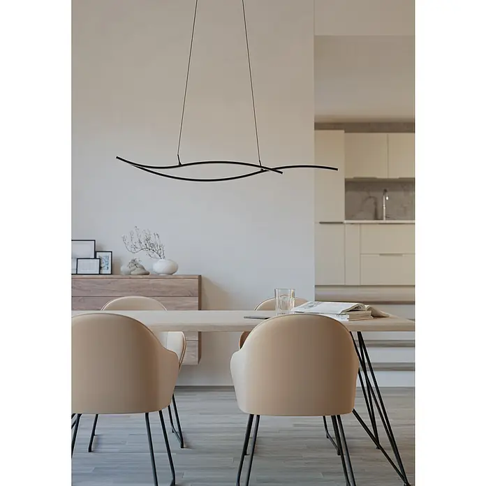Eglo Grisolia Lámpara colgante LED - 20 W, L x An x Al: 140 x 7 x 120 cm, Blanco/Negro, RGBW - Un comedor moderno con una lámpara colgante ondulada negra y elegante sobre una mesa de comedor con cómodas sillas beis.