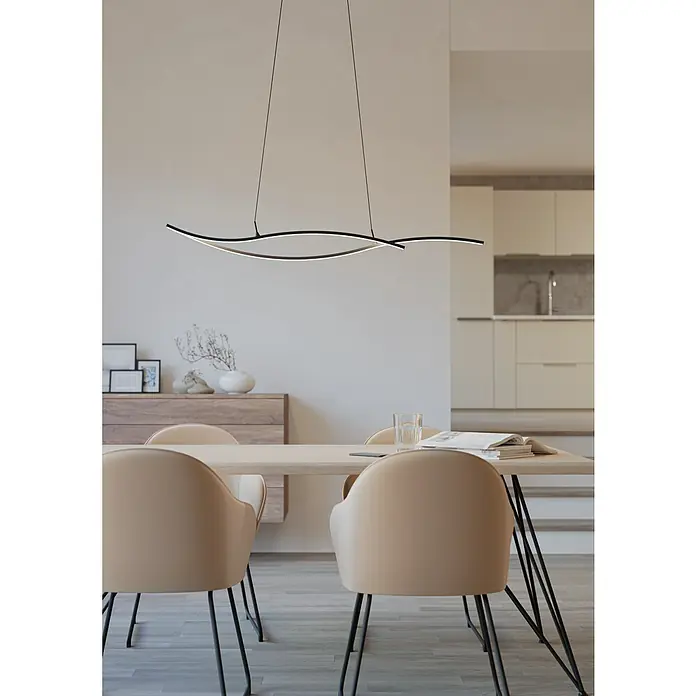 Eglo Grisolia Lámpara colgante LED - 20 W, L x An x Al: 140 x 7 x 120 cm, Blanco/Negro, RGBW - Elegante lámpara colgante LED en blanco y negro sobre una mesa de comedor con sillas beige. Un diseño moderno para una iluminación con estilo.
