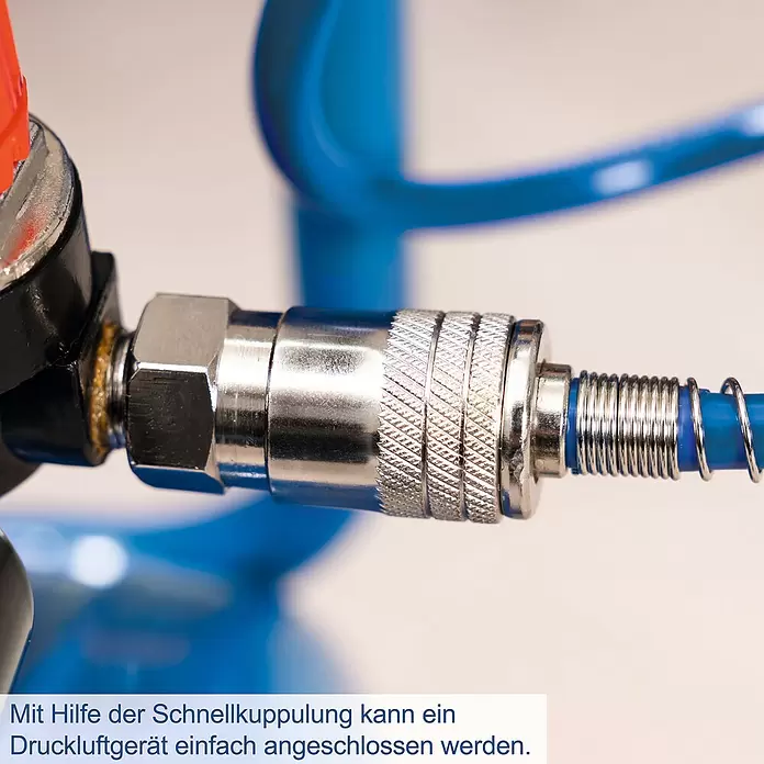 Scheppach Kompressor HC30o - Max. Druck: 8 bar, 24 l - Metallische Schnellkupplung ermöglicht einfachen Anschluss eines Druckluftgeräts, gezeigt mit blauem Schlauch.